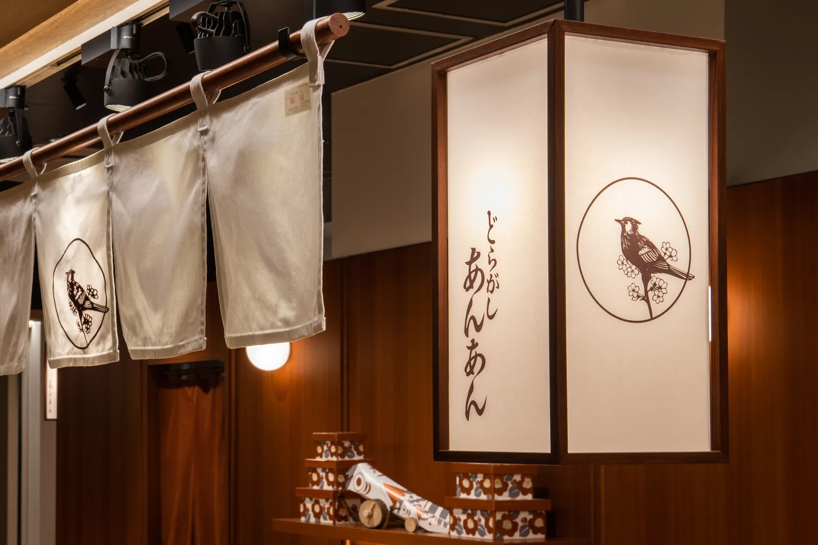 どらがしあんあん サクラマチ クマモト本店の、のれんと行灯