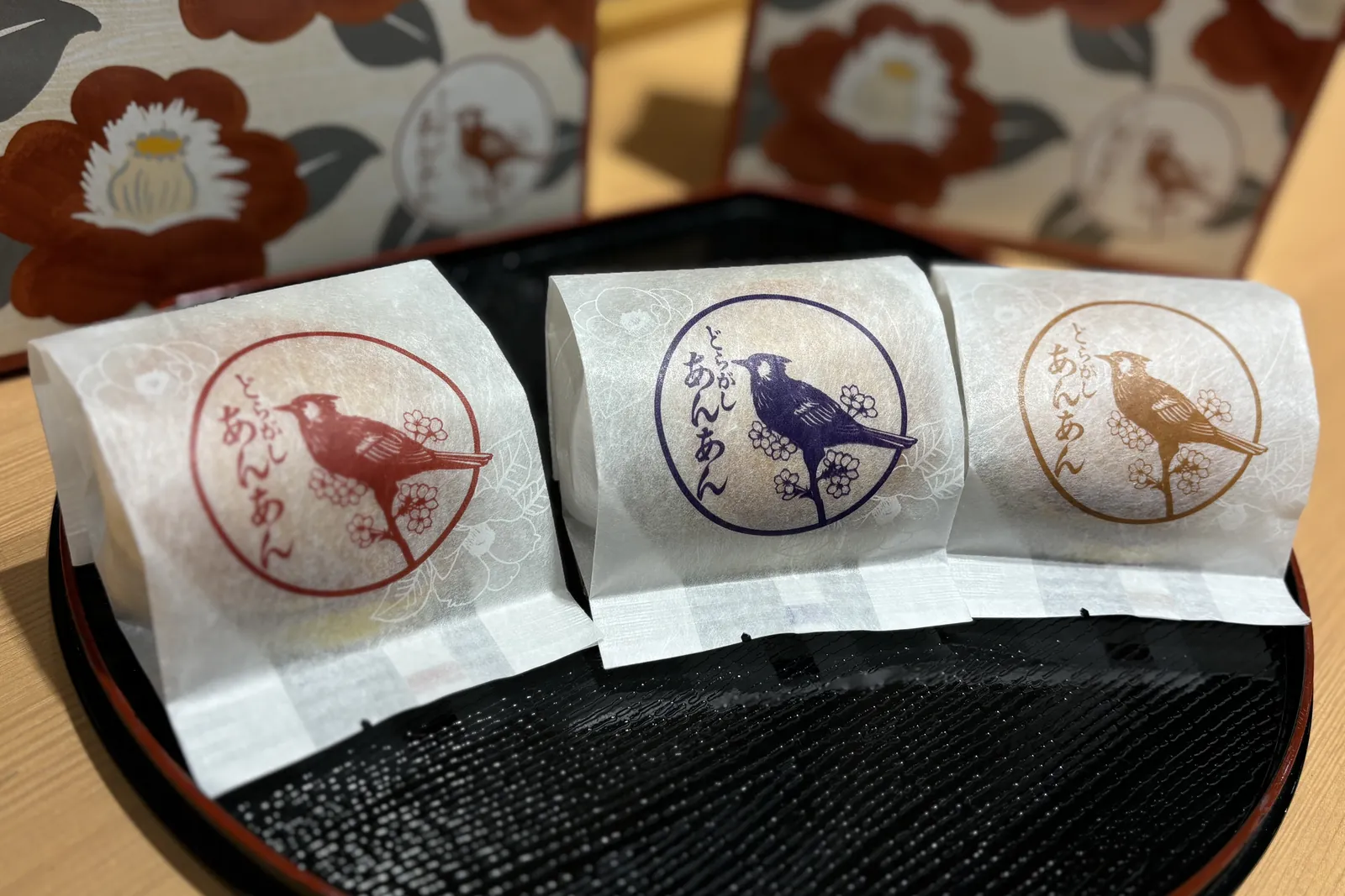 黒い盆にのせた、個包装のどら焼き3個